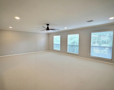 305 Oak Creek Court - Photo Thumbnail 21