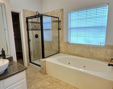 305 Oak Creek Court - Photo Thumbnail 14