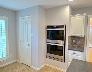 305 Oak Creek Court - Photo Thumbnail 11