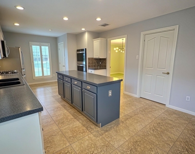 305 Oak Creek Court - Photo Thumbnail 10