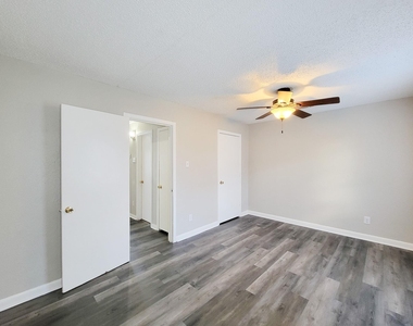 4817 Lawndale Street - Photo Thumbnail 14