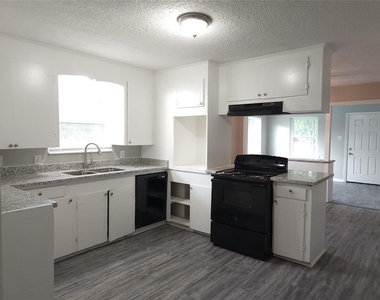 402 S Blackwell Street - Photo Thumbnail 7