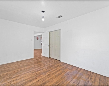 401 Lee Avenue - Photo Thumbnail 10