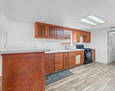 401 Lee Avenue - Photo Thumbnail 16