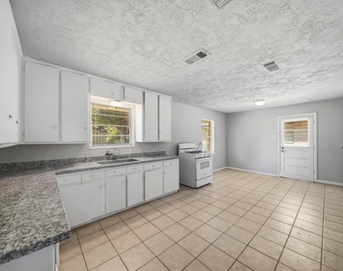 2010 Robinhood Street - Photo Thumbnail 3