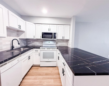 3900 Woodchase Drive - Photo Thumbnail 7