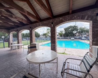 3900 Woodchase Drive - Photo Thumbnail 5