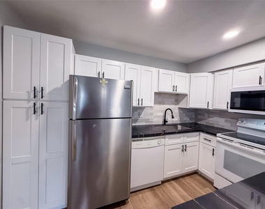 3900 Woodchase Drive - Photo Thumbnail 11