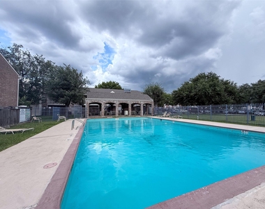 3900 Woodchase Drive - Photo Thumbnail 4