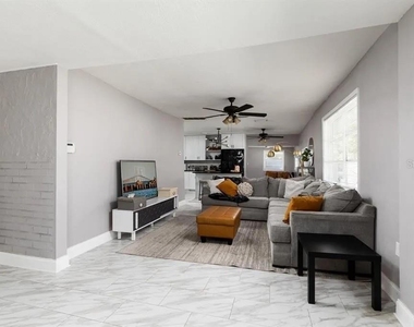 1201 E Cayuga Street - Photo Thumbnail 3