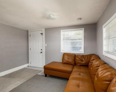 1201 E Cayuga Street - Photo Thumbnail 16