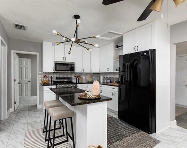 1201 E Cayuga Street - Photo Thumbnail 6