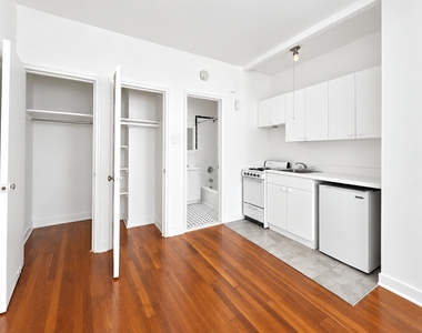East 52nd Street, Unit 3b - Photo Thumbnail 2