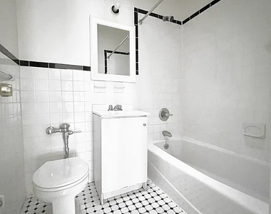 East 52nd Street, Unit 3b - Photo Thumbnail 3