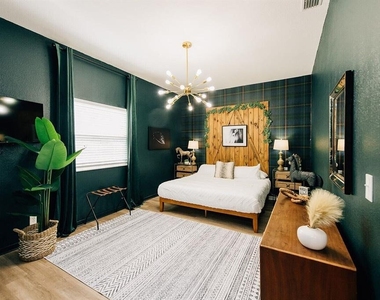 2705 N Oakdale Avenue - Photo Thumbnail 1