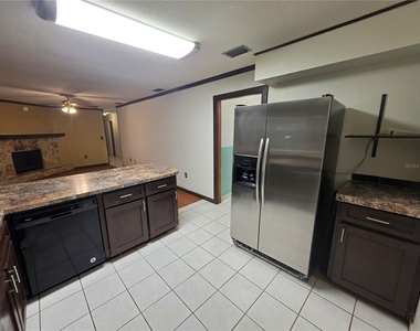 1028 Wildwood W - Photo Thumbnail 11