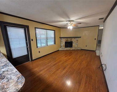1028 Wildwood W - Photo Thumbnail 8