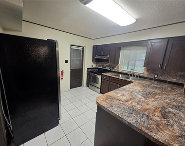 1028 Wildwood W - Photo Thumbnail 9