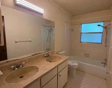 1028 Wildwood W - Photo Thumbnail 16