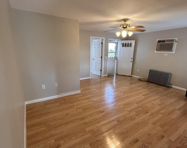 832 Brook Street - Photo Thumbnail 3