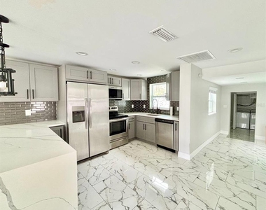 425 Orangewood Drive - Photo Thumbnail 7