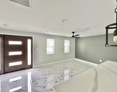 425 Orangewood Drive - Photo Thumbnail 4