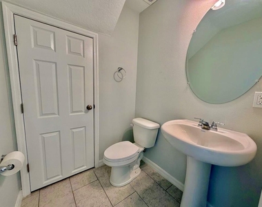 5062 Avalon Park Boulevard - Photo Thumbnail 8