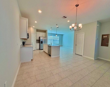 5062 Avalon Park Boulevard - Photo Thumbnail 4