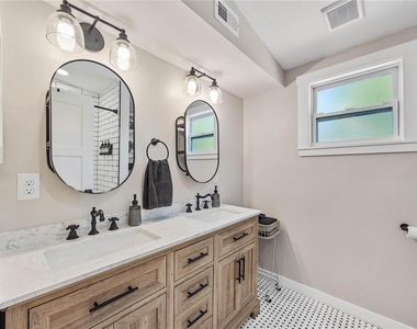 3002 N 16th Street - Photo Thumbnail 5