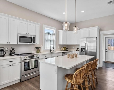 3002 N 16th Street - Photo Thumbnail 2