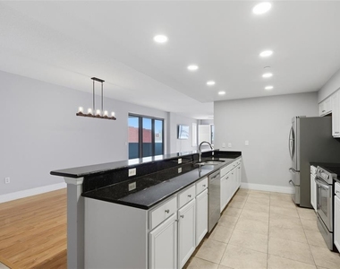 1108 N Franklin Street - Photo Thumbnail 3