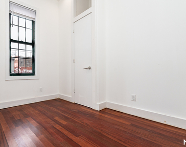 276 Boerum St - Photo Thumbnail 11