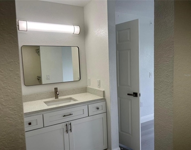 13905 Fairway Island Drive - Photo Thumbnail 8
