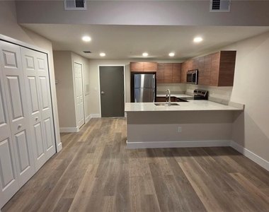 4424 S Texas Avenue - Photo Thumbnail 5