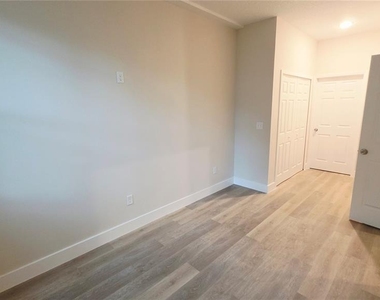 4424 S Texas Avenue - Photo Thumbnail 9