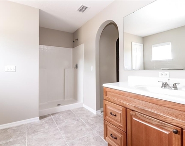 927 Cambridge Court - Photo Thumbnail 7