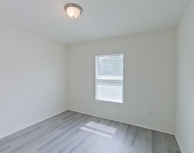 1128 Hayes Avenue S - Photo Thumbnail 5