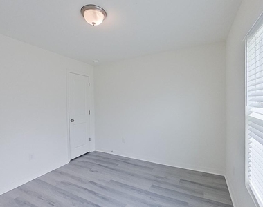 1128 Hayes Avenue S - Photo Thumbnail 6