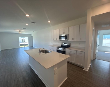 3098 Ne 38th Lane - Photo Thumbnail 2
