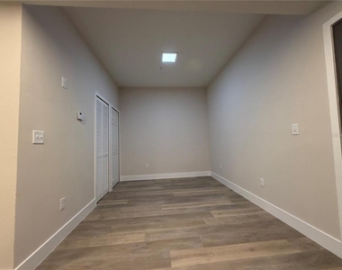 4424 S Texas Avenue - Photo Thumbnail 7