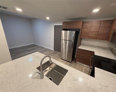 4424 S Texas Avenue - Photo Thumbnail 3