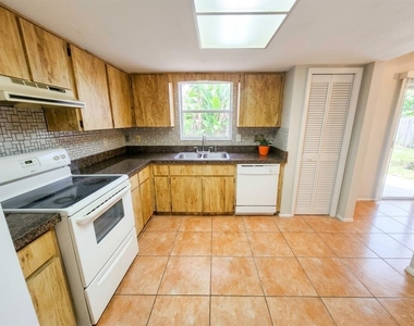 113 S Deerwood Avenue - Photo Thumbnail 2