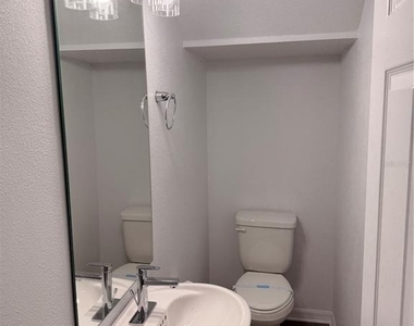915 Lakefront Village Drive - Photo Thumbnail 15