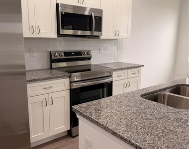 915 Lakefront Village Drive - Photo Thumbnail 10