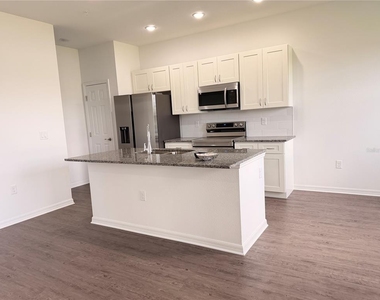 915 Lakefront Village Drive - Photo Thumbnail 19