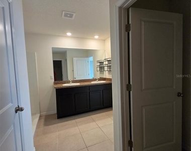 887 Nw 250th Drive - Photo Thumbnail 18