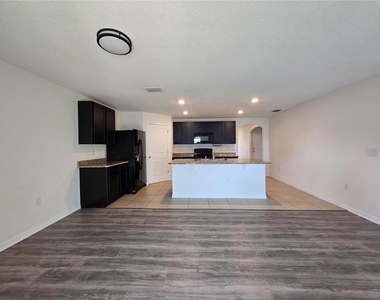 887 Nw 250th Drive - Photo Thumbnail 5