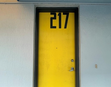 2515 Sw 35th Place - Photo Thumbnail 1