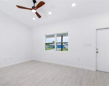 20424 Calder Avenue - Photo Thumbnail 4