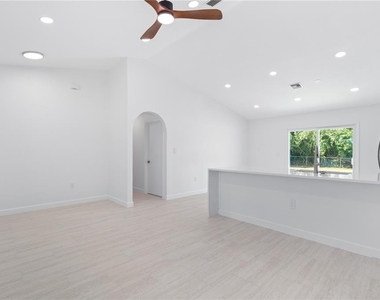 20424 Calder Avenue - Photo Thumbnail 3